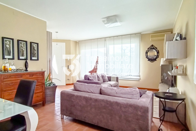 (Per INFO Feltrin ing. Gianni 3288349492) In posizione centralissima e comoda a tutti i servizi, ...