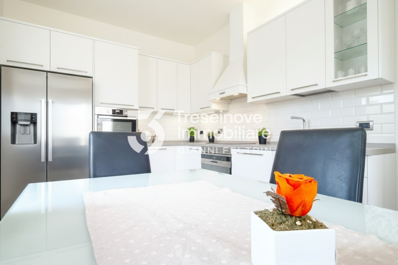 (Per INFO Feltrin ing. Gianni 3288349492) In posizione centralissima e comoda a tutti i servizi, ...