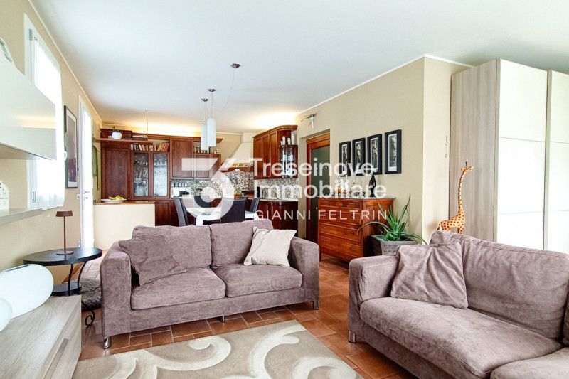 (Per INFO Feltrin ing. Gianni 3288349492) In posizione centralissima e comoda a tutti i servizi, ...