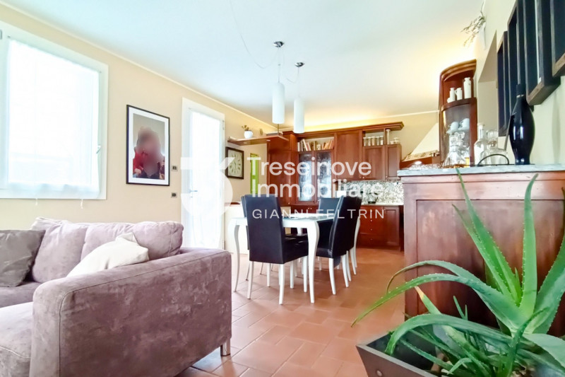 (Per INFO Feltrin ing. Gianni 3288349492) In posizione centralissima e comoda a tutti i servizi, ...