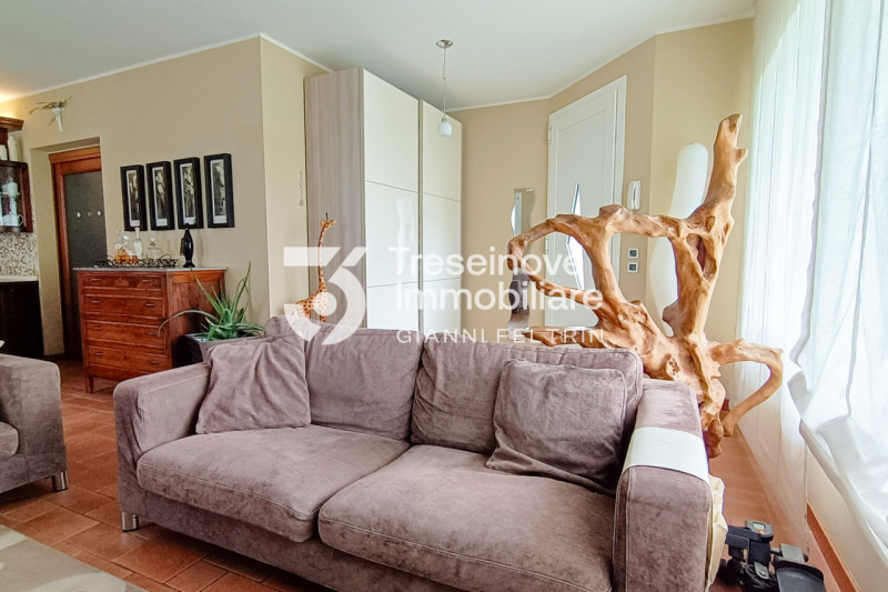 (Per INFO Feltrin ing. Gianni 3288349492) In posizione centralissima e comoda a tutti i servizi, ...