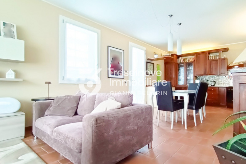 (Per INFO Feltrin ing. Gianni 3288349492) In posizione centralissima e comoda a tutti i servizi, ...