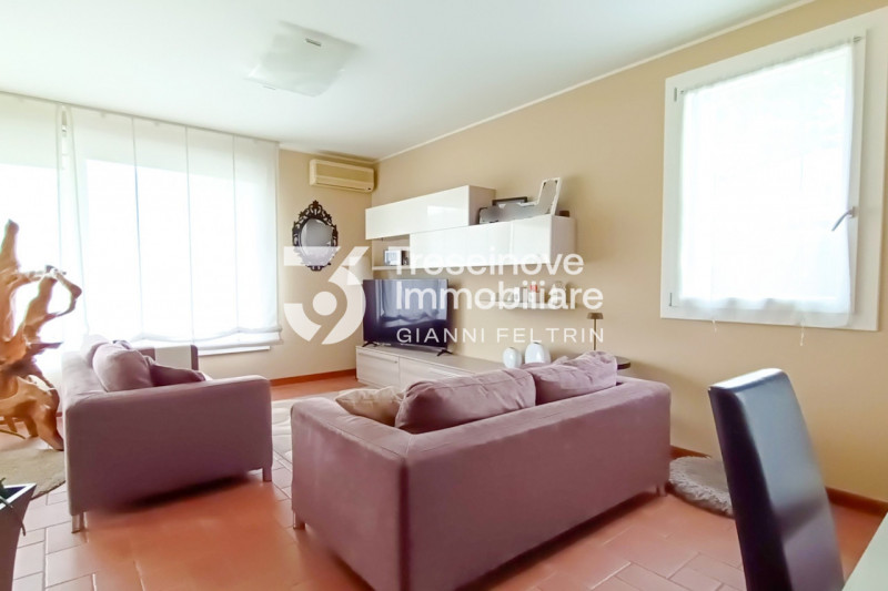 (Per INFO Feltrin ing. Gianni 3288349492) In posizione centralissima e comoda a tutti i servizi, ...