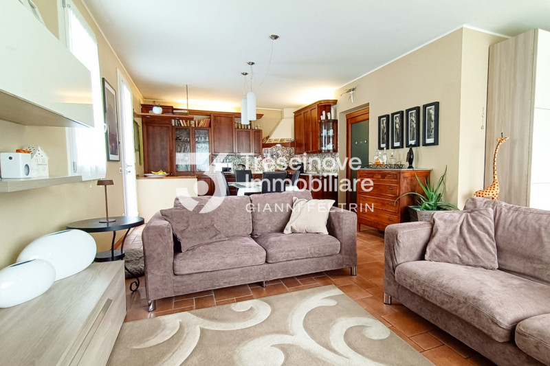 (Per INFO Feltrin ing. Gianni 3288349492) In posizione centralissima e comoda a tutti i servizi, ...