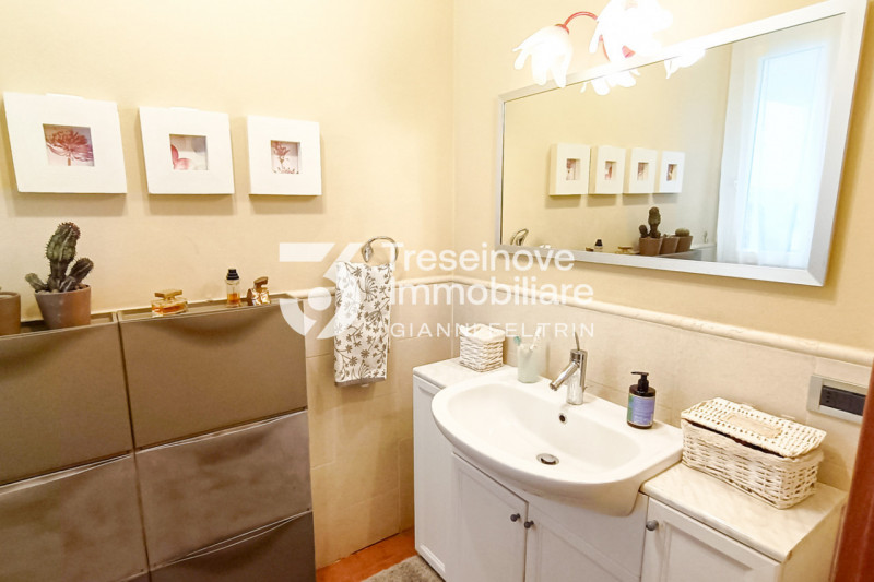 (Per INFO Feltrin ing. Gianni 3288349492) In posizione centralissima e comoda a tutti i servizi, ...