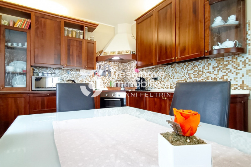 (Per INFO Feltrin ing. Gianni 3288349492) In posizione centralissima e comoda a tutti i servizi, ...