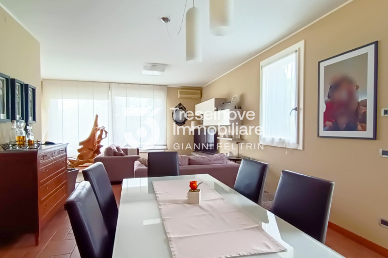 (Per INFO Feltrin ing. Gianni 3288349492) In posizione centralissima e comoda a tutti i servizi, ...