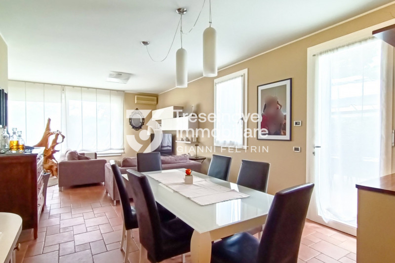 (Per INFO Feltrin ing. Gianni 3288349492) In posizione centralissima e comoda a tutti i servizi, ...