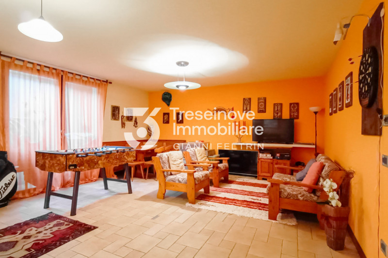 (Per INFO Feltrin ing. Gianni 3288349492) In posizione centralissima e comoda a tutti i servizi, ...