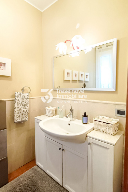 (Per INFO Feltrin ing. Gianni 3288349492) In posizione centralissima e comoda a tutti i servizi, ...