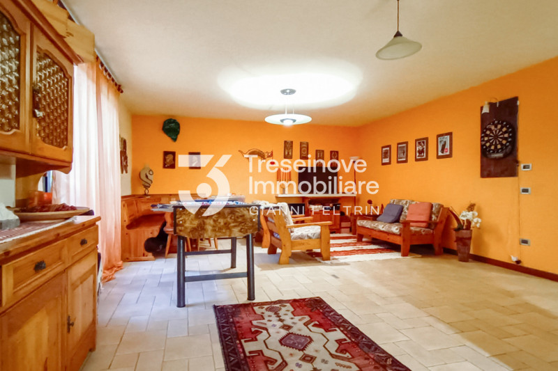 (Per INFO Feltrin ing. Gianni 3288349492) In posizione centralissima e comoda a tutti i servizi, ...