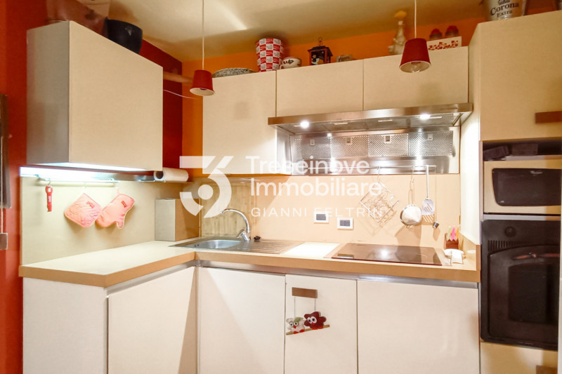 (Per INFO Feltrin ing. Gianni 3288349492) In posizione centralissima e comoda a tutti i servizi, ...