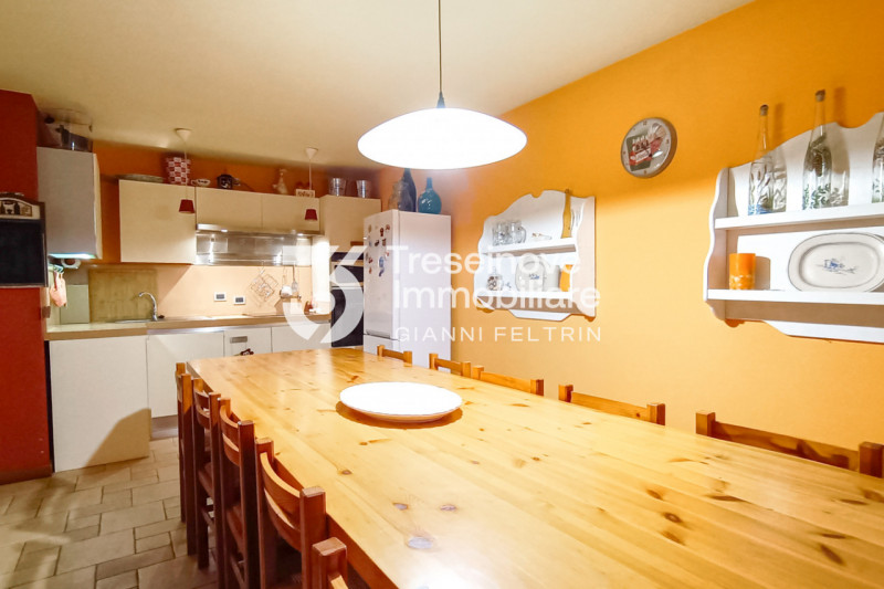 (Per INFO Feltrin ing. Gianni 3288349492) In posizione centralissima e comoda a tutti i servizi, ...