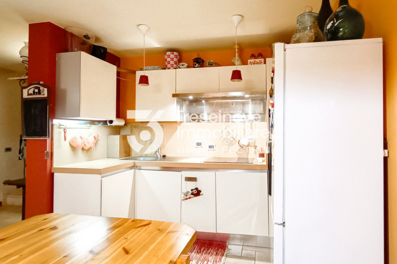 (Per INFO Feltrin ing. Gianni 3288349492) In posizione centralissima e comoda a tutti i servizi, ...