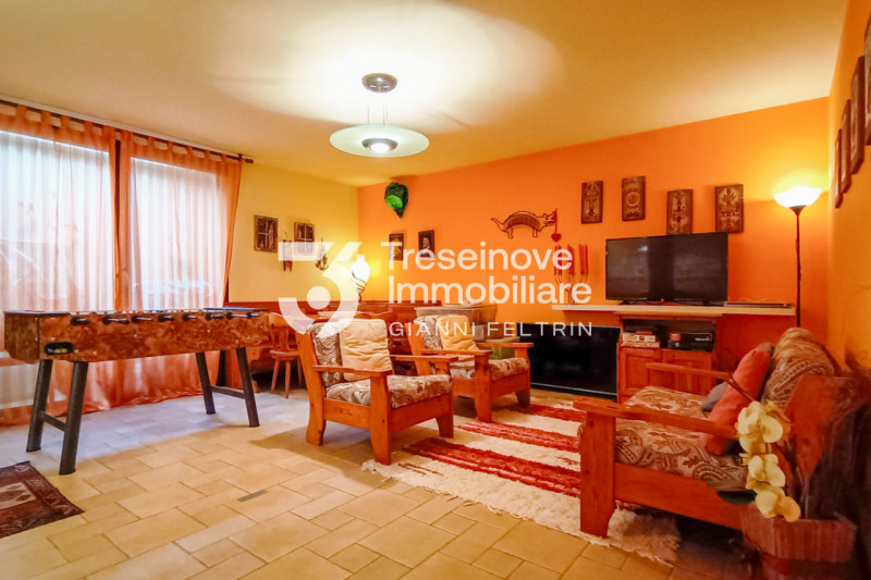 (Per INFO Feltrin ing. Gianni 3288349492) In posizione centralissima e comoda a tutti i servizi, ...