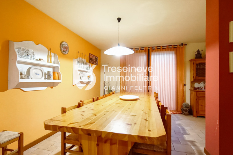 (Per INFO Feltrin ing. Gianni 3288349492) In posizione centralissima e comoda a tutti i servizi, ...