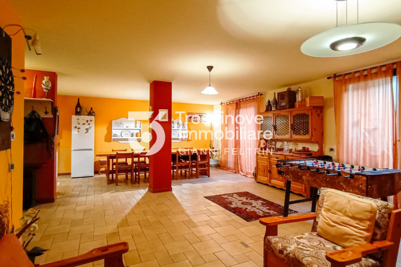 (Per INFO Feltrin ing. Gianni 3288349492) In posizione centralissima e comoda a tutti i servizi, ...