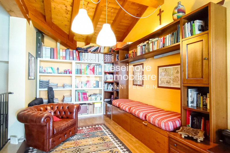 (Per INFO Feltrin ing. Gianni 3288349492) In posizione centralissima e comoda a tutti i servizi, ...