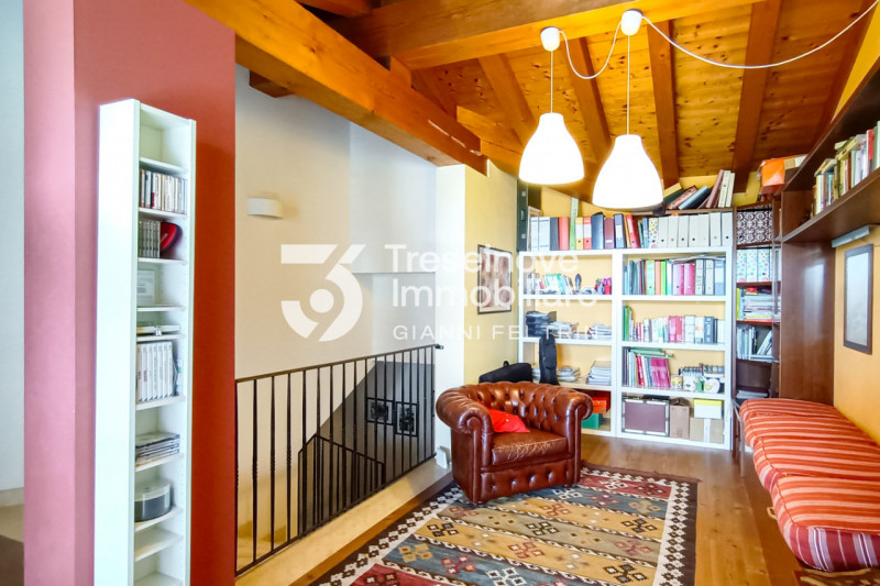 (Per INFO Feltrin ing. Gianni 3288349492) In posizione centralissima e comoda a tutti i servizi, ...