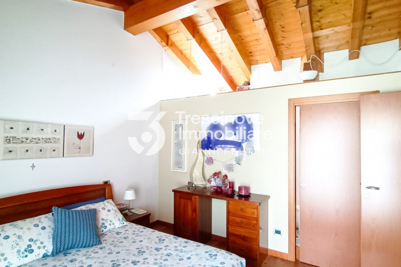 (Per INFO Feltrin ing. Gianni 3288349492) In posizione centralissima e comoda a tutti i servizi, ...