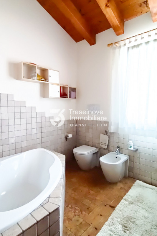 (Per INFO Feltrin ing. Gianni 3288349492) In posizione centralissima e comoda a tutti i servizi, ...