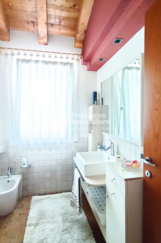 (Per INFO Feltrin ing. Gianni 3288349492) In posizione centralissima e comoda a tutti i servizi, ...