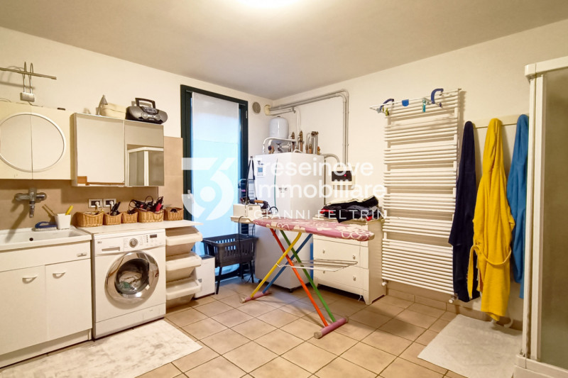 (Per INFO Feltrin ing. Gianni 3288349492) In posizione centralissima e comoda a tutti i servizi, ...