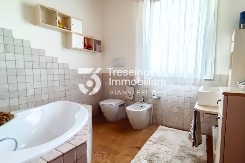 (Per INFO Feltrin ing. Gianni 3288349492) In posizione centralissima e comoda a tutti i servizi, ...