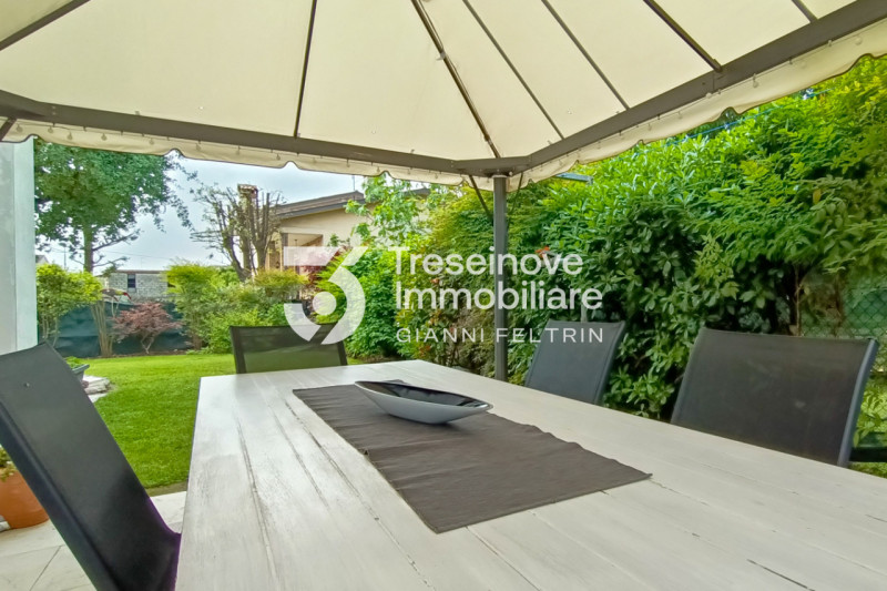 (Per INFO Feltrin ing. Gianni 3288349492) In posizione centralissima e comoda a tutti i servizi, ...