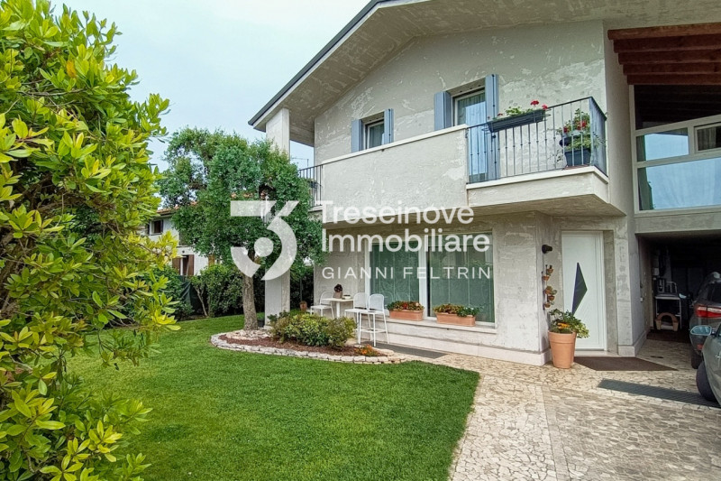 (Per INFO Feltrin ing. Gianni 3288349492) In posizione centralissima e comoda a tutti i servizi, ...