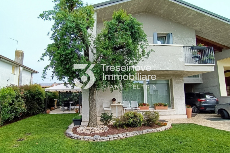 (Per INFO Feltrin ing. Gianni 3288349492) In posizione centralissima e comoda a tutti i servizi, ...