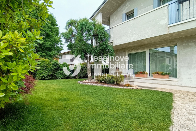 (Per INFO Feltrin ing. Gianni 3288349492) In posizione centralissima e comoda a tutti i servizi, ...