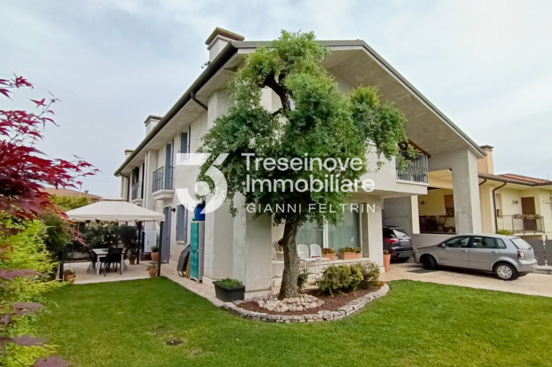 (Per INFO Feltrin ing. Gianni 3288349492) In posizione centralissima e comoda a tutti i servizi, ...