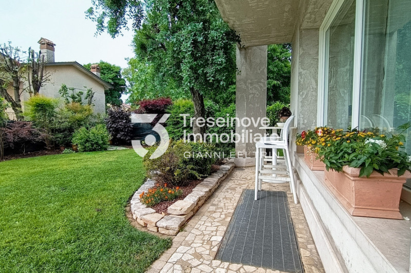 (Per INFO Feltrin ing. Gianni 3288349492) In posizione centralissima e comoda a tutti i servizi, ...