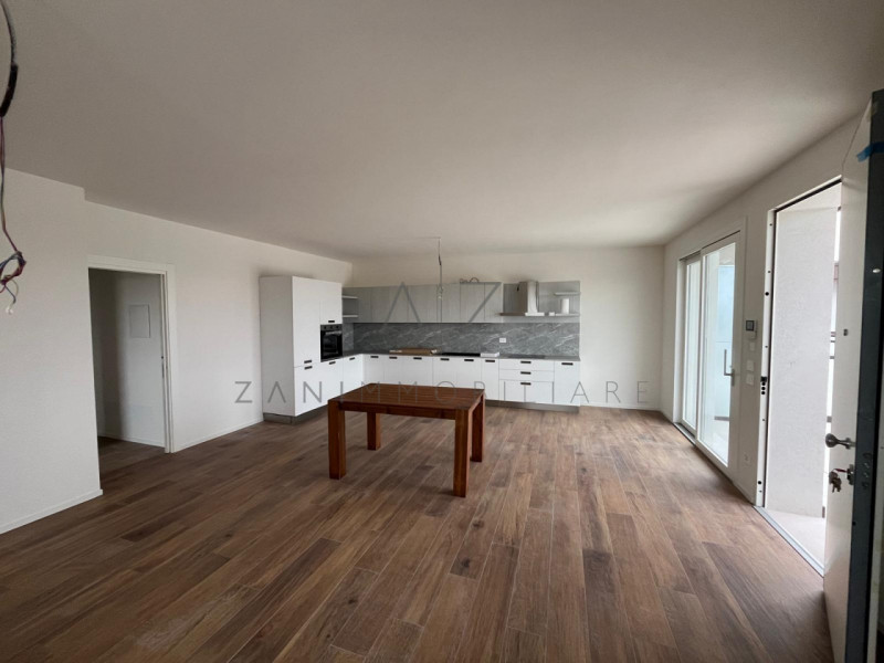 Proponiamo in vendita uno splendido e luminoso attico in zona tranquilla, in un contesto di pochi...