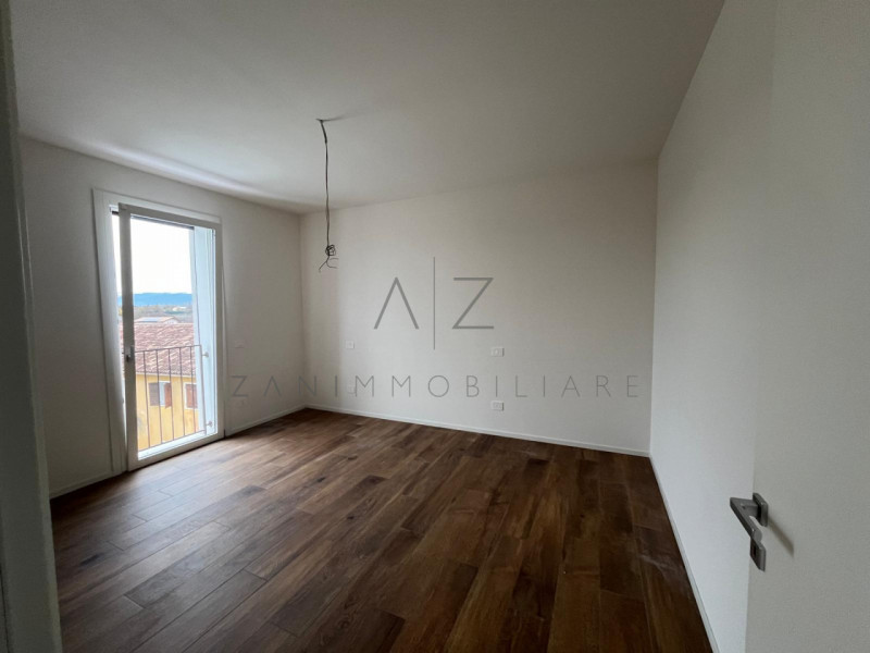 Proponiamo in vendita uno splendido e luminoso attico in zona tranquilla, in un contesto di pochi...