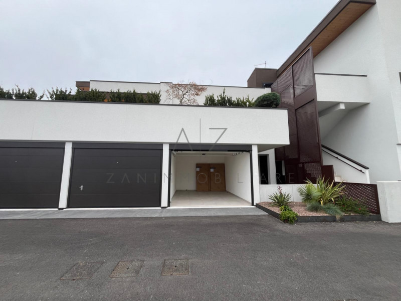 Proponiamo in vendita uno splendido e luminoso attico in zona tranquilla, in un contesto di pochi...