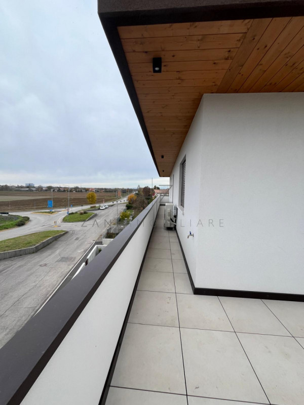 Proponiamo in vendita uno splendido e luminoso attico in zona tranquilla, in un contesto di pochi...