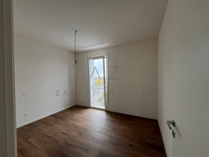 Proponiamo in vendita uno splendido e luminoso attico in zona tranquilla, in un contesto di pochi...