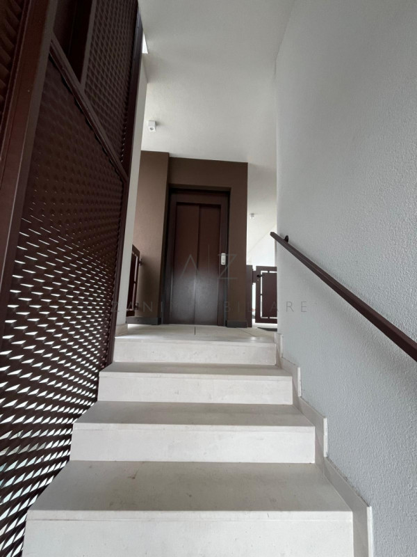 Proponiamo in vendita uno splendido e luminoso attico in zona tranquilla, in un contesto di pochi...