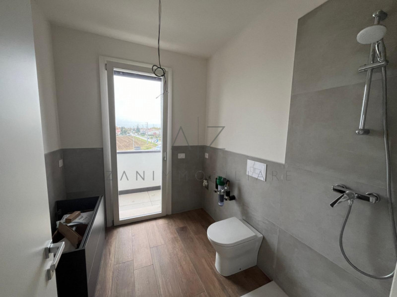 Proponiamo in vendita uno splendido e luminoso attico in zona tranquilla, in un contesto di pochi...