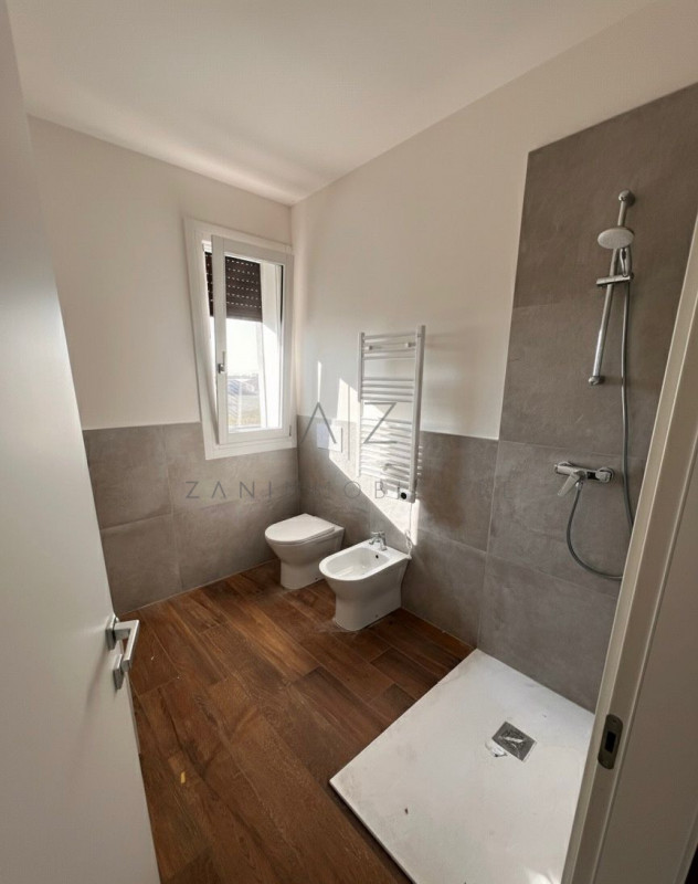 Proponiamo in vendita uno splendido e luminoso attico in zona tranquilla, in un contesto di pochi...