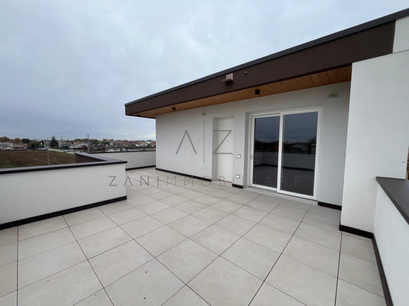 Proponiamo in vendita uno splendido e luminoso attico in zona tranquilla, in un contesto di pochi...