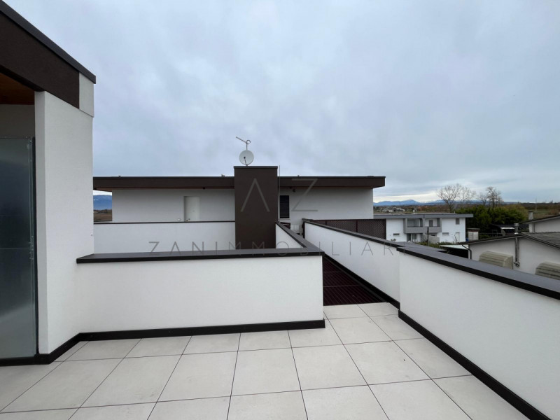 Proponiamo in vendita uno splendido e luminoso attico in zona tranquilla, in un contesto di pochi...