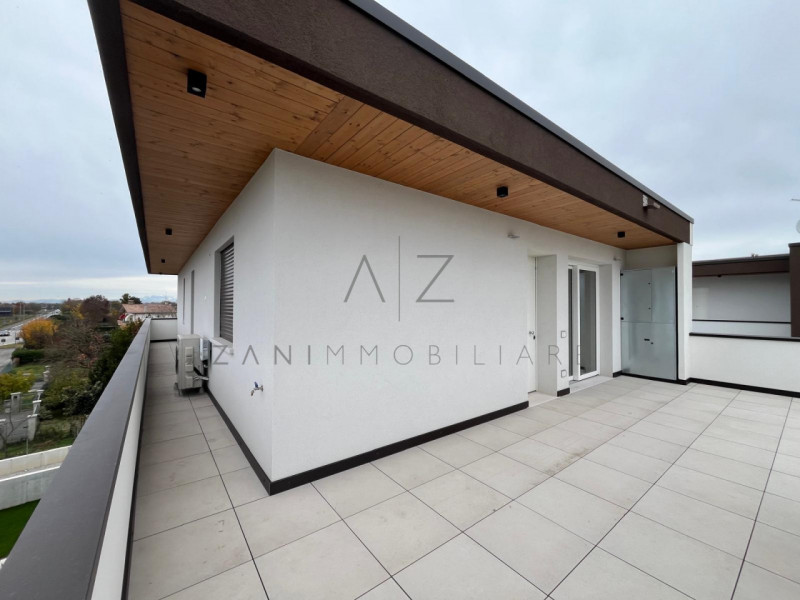 Proponiamo in vendita uno splendido e luminoso attico in zona tranquilla, in un contesto di pochi...