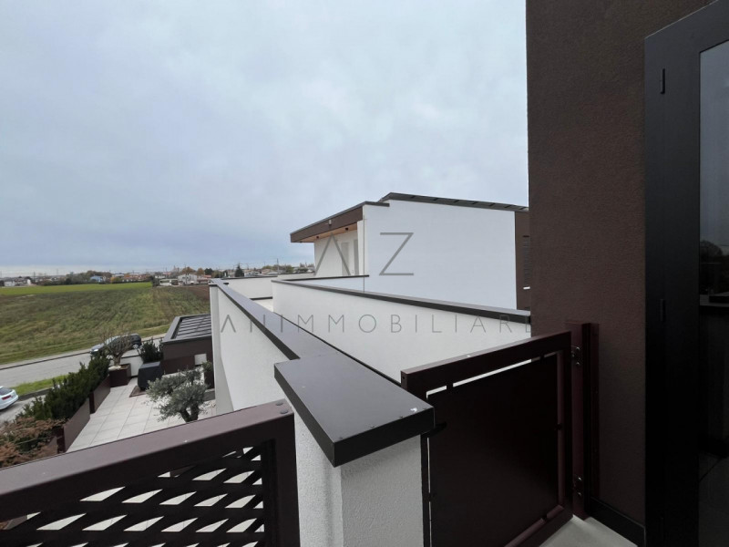 Proponiamo in vendita uno splendido e luminoso attico in zona tranquilla, in un contesto di pochi...