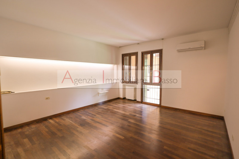 PADOVA zona Forcellini:  Agenzia Immobiliare Basso, propone in vendita, incantevole porzione di v...