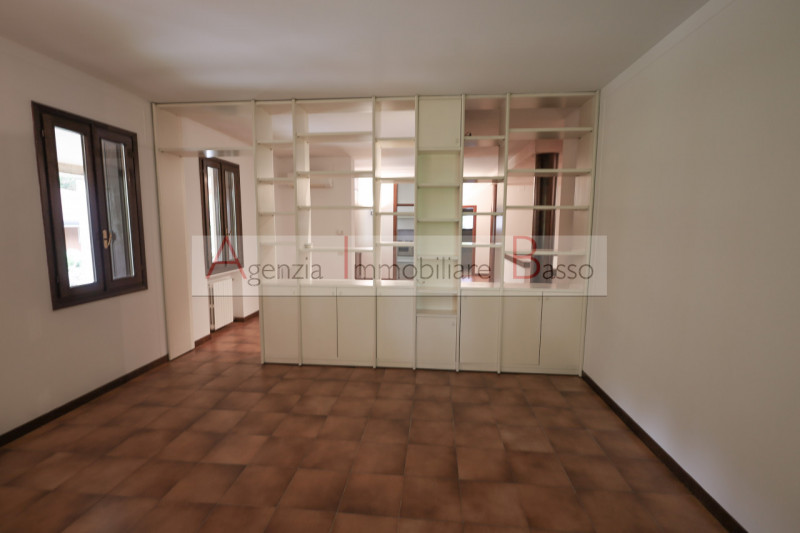 PADOVA zona Forcellini:  Agenzia Immobiliare Basso, propone in vendita, incantevole porzione di v...
