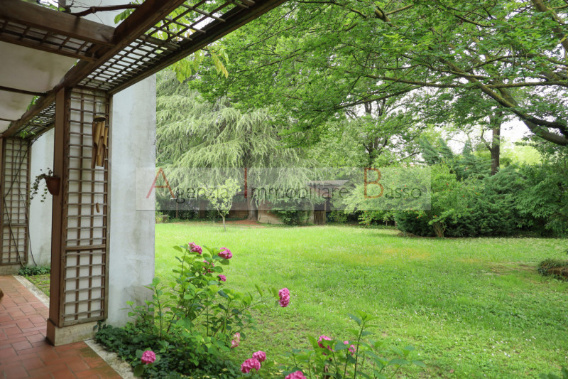 PADOVA zona Forcellini:  Agenzia Immobiliare Basso, propone in vendita, incantevole porzione di v...