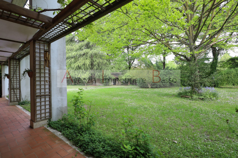 PADOVA zona Forcellini:  Agenzia Immobiliare Basso, propone in vendita, incantevole porzione di v...